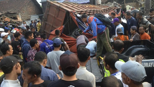 Kecelakaan di Bumiayu terjadi karena rem truk mengalami blong, kemudian menabrak kendaraan lain di depannya hingga menewaskan empat orang.