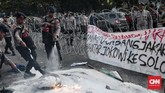 FOTO : Aksi Refleksi 20 Tahun Reformasi Puluhan massa HMI melakukan aksi merefleksi 20 tahun reformasi di seberang Istana Merdeka. Aksi itu diwarnai ricuh massa dan petugas, serta pembakaran ban.