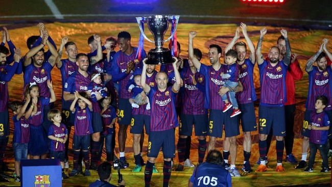Barcelona tetap berada di posisi puncak klub terbaik Eropa mengalahkan Real Madrid yang baru saja menjuarai Liga Champions 2017/2018.