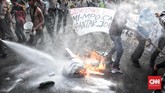 FOTO : Aksi Refleksi 20 Tahun Reformasi Puluhan massa HMI melakukan aksi merefleksi 20 tahun reformasi di seberang Istana Merdeka. Aksi itu diwarnai ricuh massa dan petugas, serta pembakaran ban.