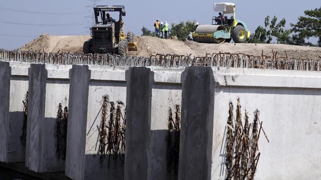 Komnas HAM menilai seiring masih banyaknya proyek infrastruktur tol, kemungkinan besar konflik agraria di masyarakat semakin tinggi.