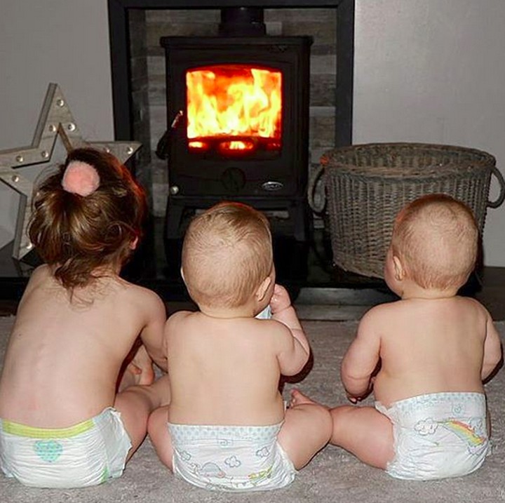 <p>Pakai diaper dan difoto dari belakang berjejer gini, Bella, Ava dan Lyla sukses bikin gemas maksimal! (Foto: Instagram/ @daughtersanddreams)  </p>