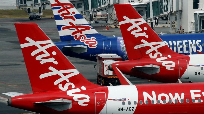 FILE PHOTO: AirAsia planes sit on the tarmac at Kuala Lumpur International Airport, Malaysia August 28, 2016. REUTERS/Edgar Su