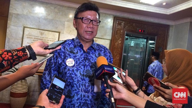 Mendagri Tjahjo Kumolo menyerahkan sepenuhnya proses pemilihan Wagub DKI Jakarta pendamping Anies Baswedan kepada DPRD DKI.
