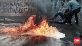 FOTO : Aksi Refleksi 20 Tahun Reformasi Puluhan massa HMI melakukan aksi merefleksi 20 tahun reformasi di seberang Istana Merdeka. Aksi itu diwarnai ricuh massa dan petugas, serta pembakaran ban.