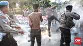FOTO : Aksi Refleksi 20 Tahun Reformasi Puluhan massa HMI melakukan aksi merefleksi 20 tahun reformasi di seberang Istana Merdeka. Aksi itu diwarnai ricuh massa dan petugas, serta pembakaran ban.