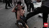 FOTO : Aksi Refleksi 20 Tahun Reformasi Puluhan massa HMI melakukan aksi merefleksi 20 tahun reformasi di seberang Istana Merdeka. Aksi itu diwarnai ricuh massa dan petugas, serta pembakaran ban.