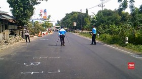 VIDEO: Polisi Olah TKP Kecelakaan Maut di Brebes
