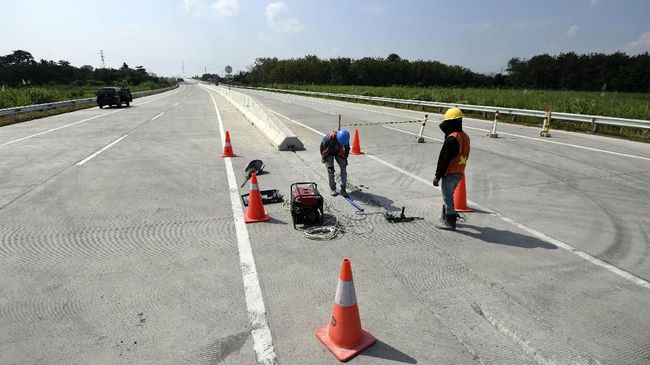 Polri Imbau Hindari Jalur Bumiayu-Ajibarang saat Arus Mudik Korlantas Polri mengimbau pengguna jalan menghindari ruas jalan Bumiayu-Ajibarang, Brebes pada arus mudik nanti lantaran sering macet akibat perbaikan jalan.