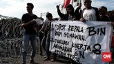 FOTO : Aksi Refleksi 20 Tahun Reformasi Puluhan massa HMI melakukan aksi merefleksi 20 tahun reformasi di seberang Istana Merdeka. Aksi itu diwarnai ricuh massa dan petugas, serta pembakaran ban.