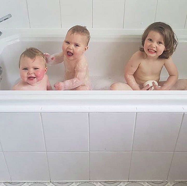 <p>Aih, rukun banget sih mandi bareng gini. (Foto: Instagram/ @daughtersanddreams)</p>