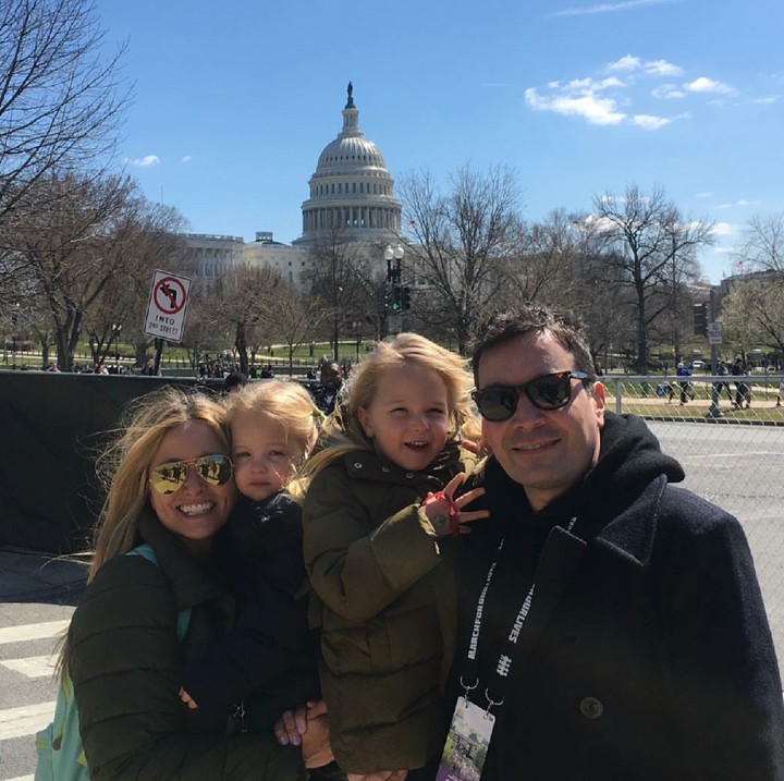 <p>Walaupun sibuk, pria yang juga komedian ini selalu sempatkan waktu untuk keluarga tercinta. (Foto: Instagram/jimmyfallon)</p>