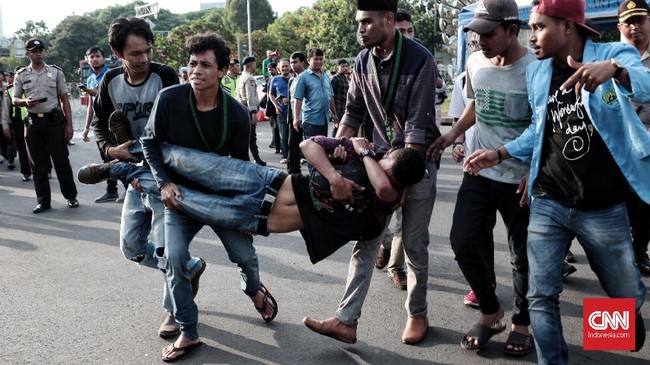 Massa HMI membakar ban di seberang Istana dalam aksi demo refleksi 20 tahun reformasi. Aparat kepolisian sigap mengamankan aksi tersebut.