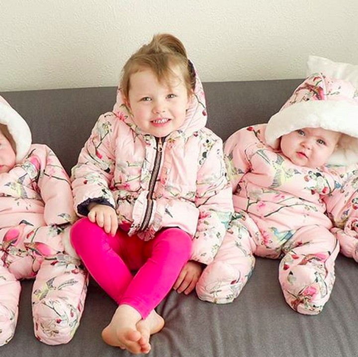 <p>Kalau baju kembarannya pakaian musim dingin kayak gini gimana, Bun? Tetap imut dan lucu kan kakak-adik ini? (Foto: Instagram/ @daughtersanddreams)  </p>