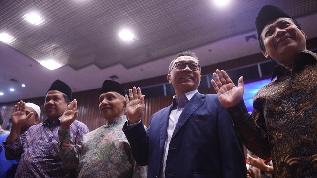 Gubernur DKI Jakarta Anies Baswedan menyambangi kediaman Ketua Umum PAN Zulkifli Hasan untuk menghadiri buka puasa bersama dengan sejumlah tokoh.