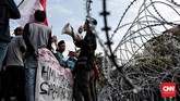 FOTO : Aksi Refleksi 20 Tahun Reformasi Puluhan massa HMI melakukan aksi merefleksi 20 tahun reformasi di seberang Istana Merdeka. Aksi itu diwarnai ricuh massa dan petugas, serta pembakaran ban.