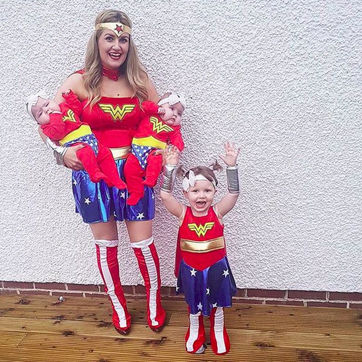 <p>Kalau ini, kompakan sama Bunda pakai kostum Wonder Woman. Keren! (Foto: Instagram/ @daughtersanddreams)</p>