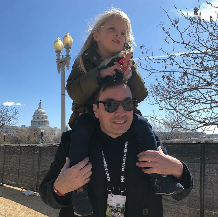 <p>Ayah Jimmy dengan si sulung, Winnie, yang lagi asyik digendong. (Foto: Instagram/jimmyfallon)</p>