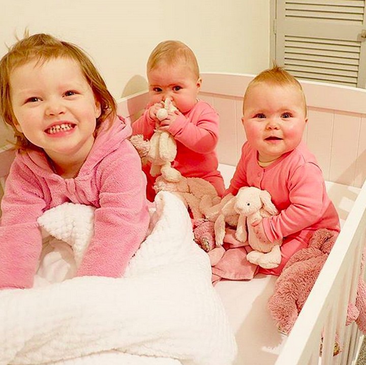 <p> Begini deh kalau si kakak nggak mau kalah masuk di boks sang adik. He-he-he. (Foto: Instagram/ @daughtersanddreams)</p>