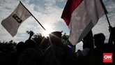 FOTO : Aksi Refleksi 20 Tahun Reformasi Puluhan massa HMI melakukan aksi merefleksi 20 tahun reformasi di seberang Istana Merdeka. Aksi itu diwarnai ricuh massa dan petugas, serta pembakaran ban.