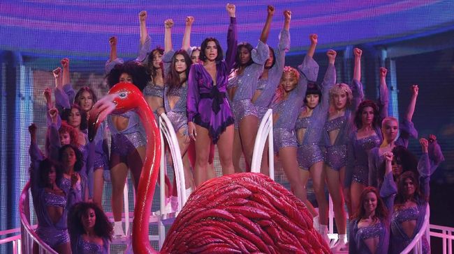 Dua Lipa mendesak para bos festival musik agar menawarkan kesempatan kepada para musisi wanita untuk menjadi penampil utama di acara yang mereka gelar.