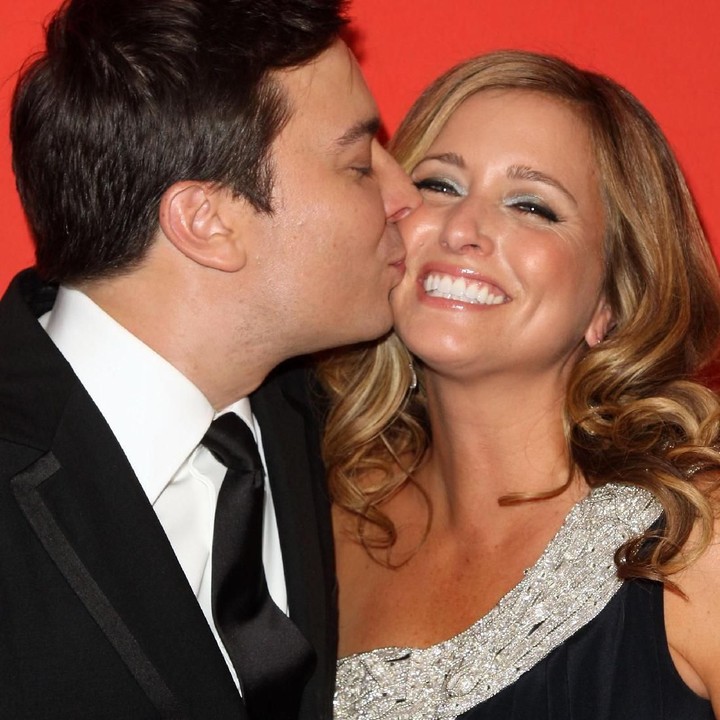 <p>Walaupun sudah lama menikah, Jimmy tetap mesra deh sama istri. (Getty Images/Stephen Lovekin)</p>