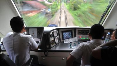 Masinis menjalankan Kereta Rel Diesel Elektrik (KRDE) Minangkabau Ekspres dari Padang menuju Bandara Internasional Minangkabau (BIM), di Padangpariaman, Sumatera Barat, Selasa (1/5). PT KAI Divre II  
