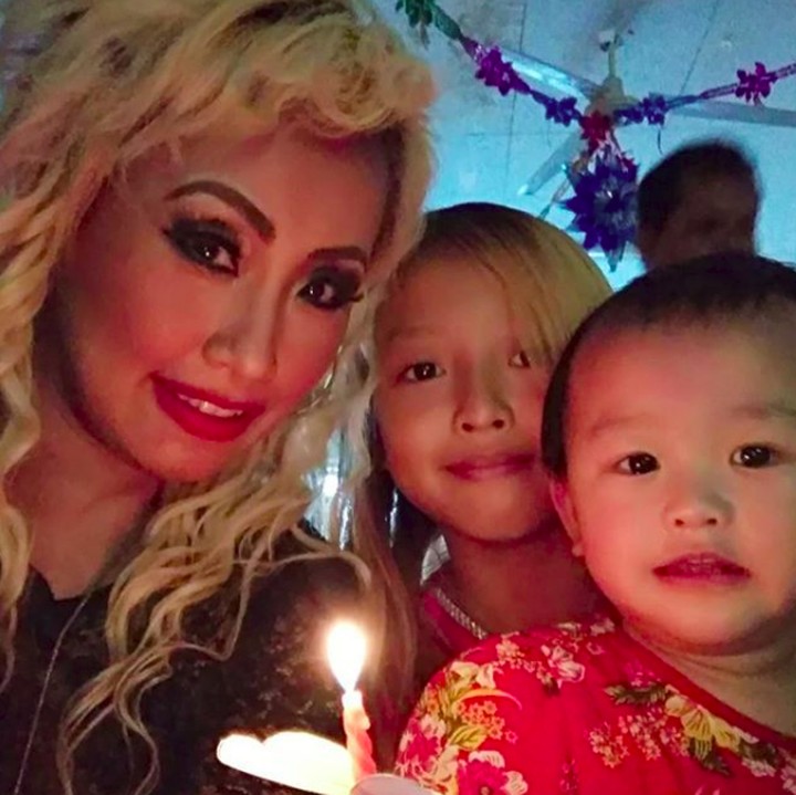 <p>Happy! Pinkan bersama Michele dan Chara dalam salah satu acara perayaan Natal. (Foto: Instagram/ @pinkan_mambo)</p>
