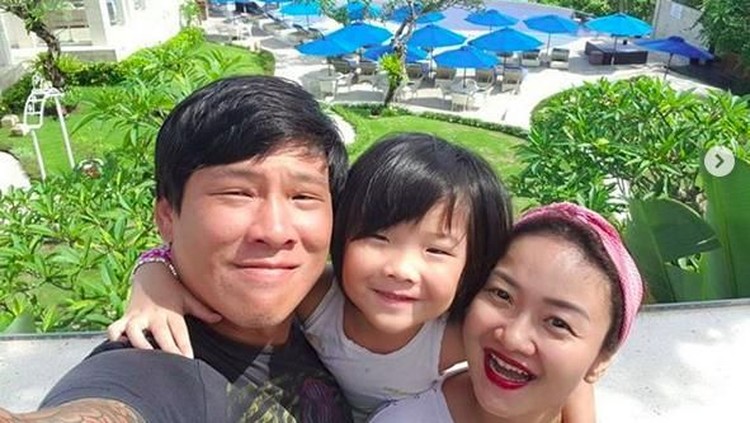 Anak presenter Cici Panda, Alika, pernah takut menginjak pasir pantai. Kira-kira kenapa ya, Bun?
