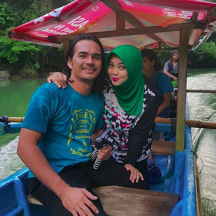 <p>Tuh lihat, Bun. Naik perahu aja Rina dan Teddy tetap mesra lho. Hi-hi-hi. (Foto: Instagram/ @rinagunawan28)  </p>