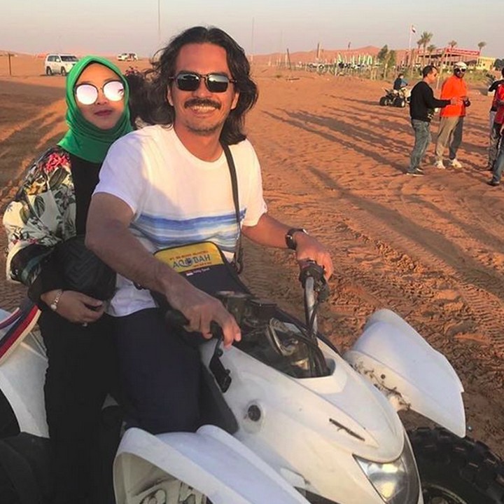 <p>Hmm, Rina mau dibonceng suami tercinta ke mana ya? (Foto: Instagram/ @rinagunawan28)  </p>