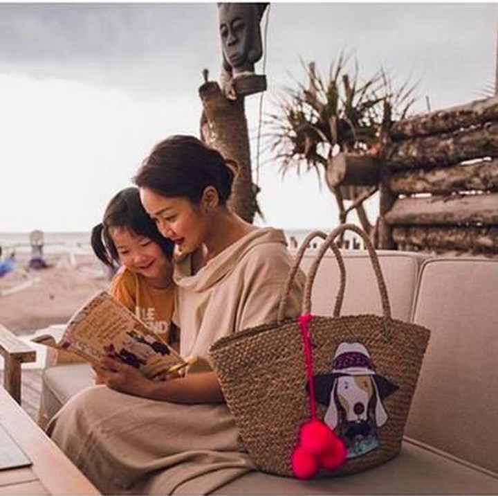 <p>Cici Panda mengajarkan Alika soal nutrisi hewan saat bersantai di sebuah pantai di Bali. Katanya sih, Bun, siapa tahu Alika bisa jadi dokter hewan. (Foto: Instagram @pandasuper)<br /><br /></p>