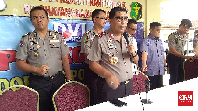 Jenazah terduga teroris bapak dan dua anak masih berada di lemari pendingin demi kepentingan identifikasi DNA hingga diputuskan untuk dimakamkan.