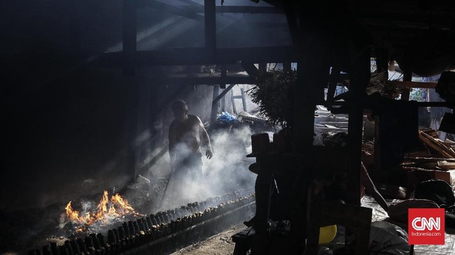 FOTO: Menyingkap Proses Pembuatan Lemang Bambu