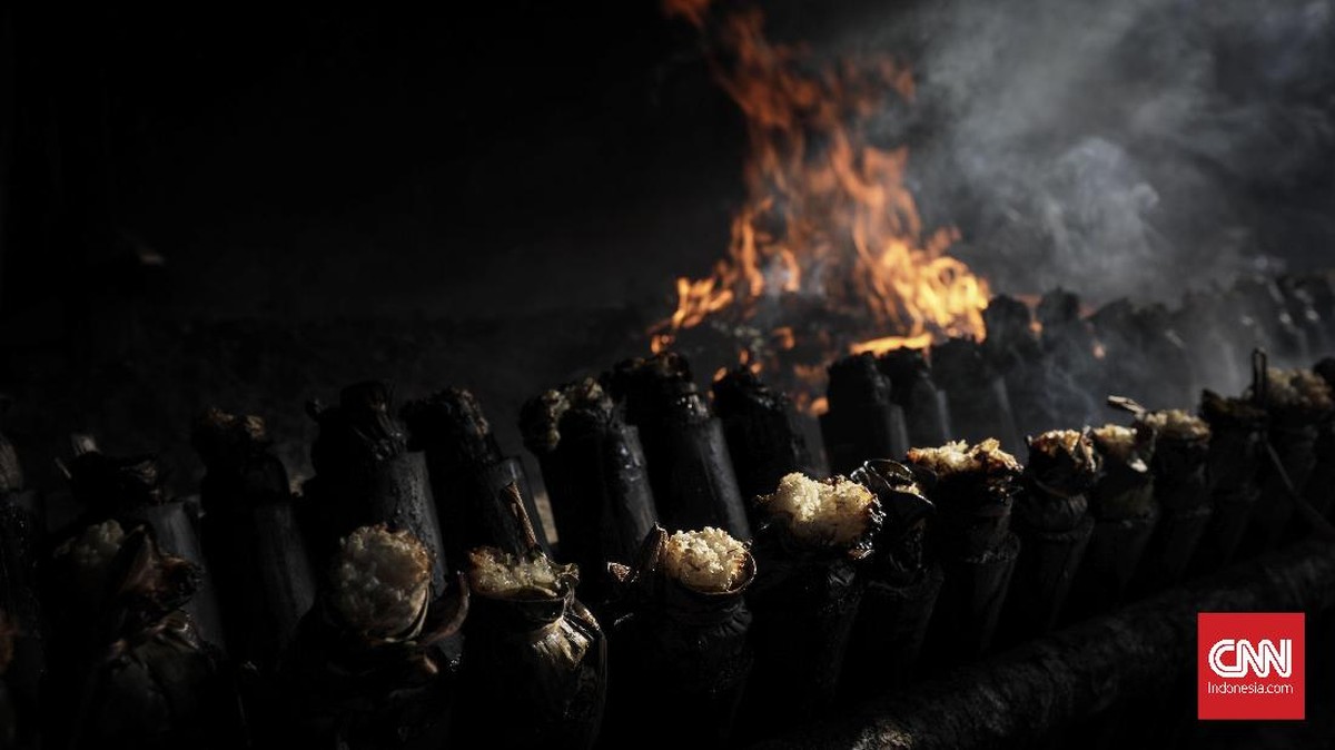 FOTO: Menyingkap Proses Pembuatan Lemang Bambu