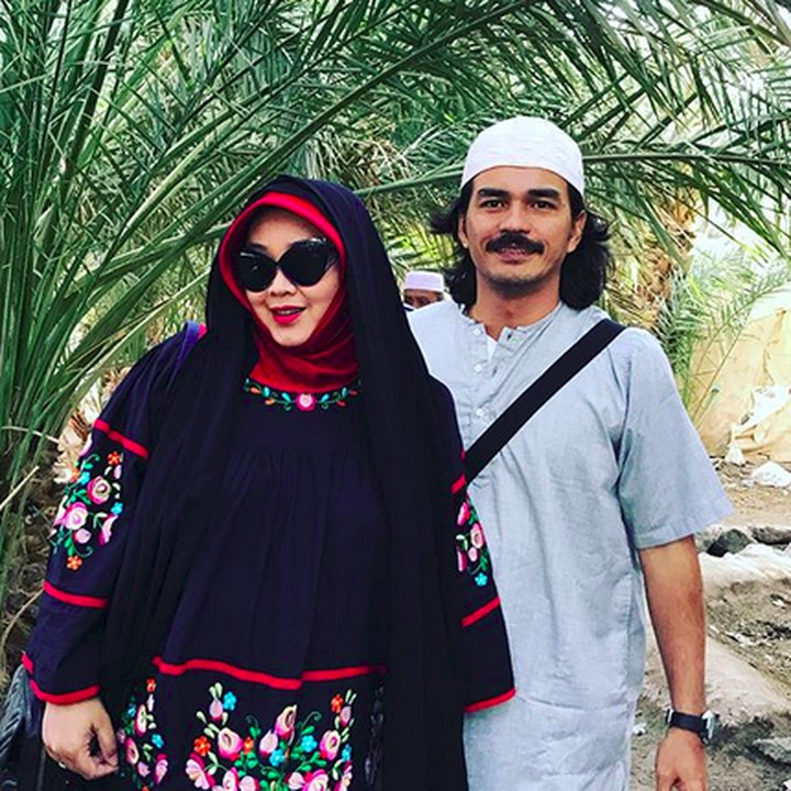 <p>Foto dulu ah bareng suami tercinta di Masjid Quba. (Foto: Instagram/ @rinagunawan28)  </p>