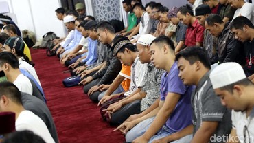 img-title Tata Cara Sholat Tarawih 8 dan 11 Rakaat yang Benar dalam Islam