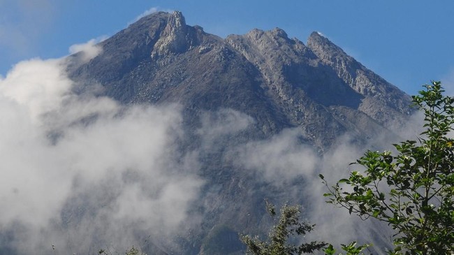 BPPTKG menyatakan dua awan panas Gunung Merapi itu meluncur ke arah hulu Kali Gendol delam tempo 90-104 detik.