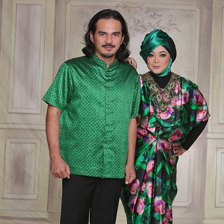 <p>Aih, kompaknya Teddy dan Rina di balik balutan busana bernuansa hijau begini. (Foto: Instagram/ @rinagunawan28)  </p>