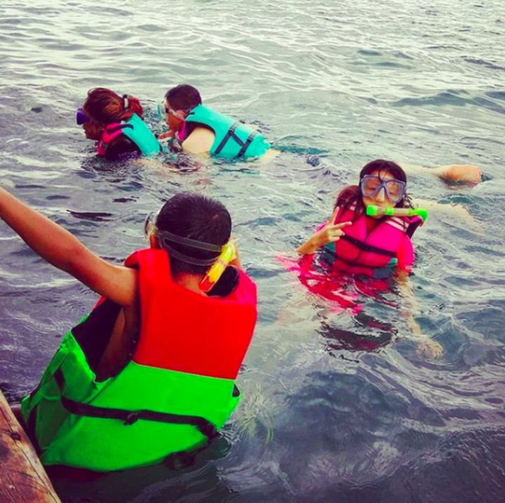 <p>Wah, asyiknya Pinkan snorkeling bareng anak-anaknya. (Foto: Instagram/ @pinkan_mambo)</p>