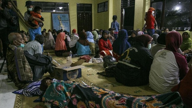 Para pengungsi dari kalangan lanjut usia dan balita bertahan di barak pengungsian usai letusan freatik Gunung Merapi pada Kamis (24/5) dini hari.