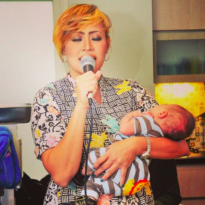 <p>Olah vokal bisa tetap dilakukan Pinkan meski sambil menggendong Baby Luke. (Foto: Instagram/ @pinkan_mambo)</p>