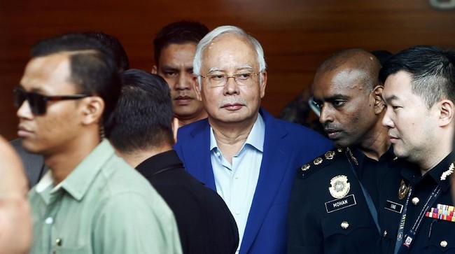 Eks PM Najib Razak hari ini diperiksa terkait kasus dugaan korupsi 1MDB. Skandal yang merusak popularitasnya ini berawal dari laporan media pada 2015 lalu.