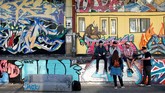 FOTO: 'Berlin Mural Fest 2018' Sulap Ibu Kota Jerman Ajang Berlin Mural Fest 2018 berhasil mempercantik tembok-tembok di ibu kota Jerman dan menarik perhatian para pecinta seni dari seluruh dunia.