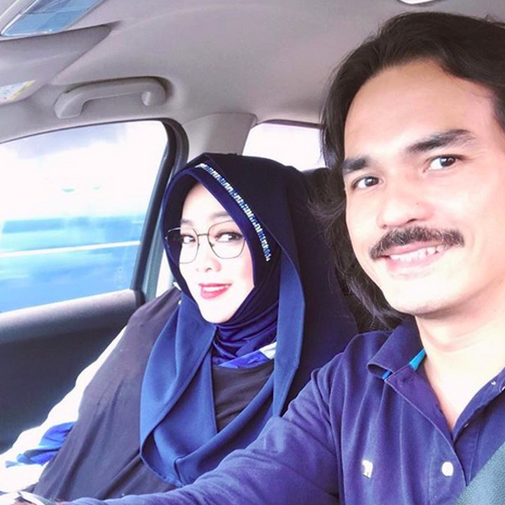 <p>Pasangan ini kayak anak muda 'jaman now' ya. Di mobil pun tetap menyempatkan wefie. He-he-he. (Foto: Instagram/ @rinagunawan28)</p>