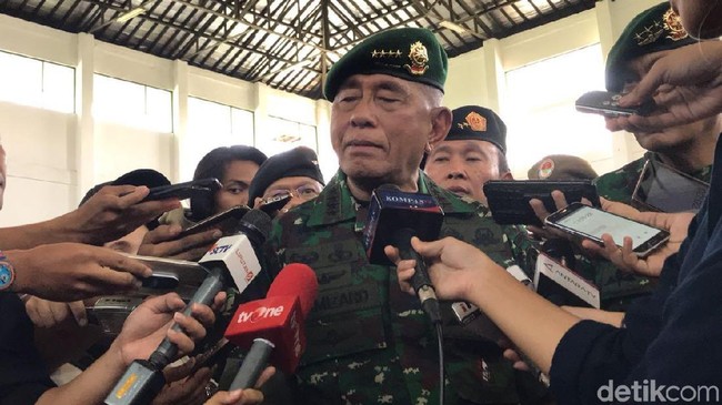 Menhan Ryamizard Ryacudu menilai TNI dan Polri bisa beriringingan memberantas terorisme, sehingga tak akan terjadi tumpang tindih kewenangan.