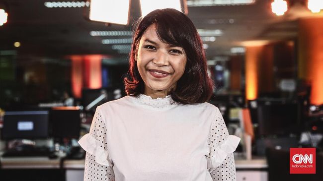Vira Talisa saat tampil di acara Music At Newsroom CNN Indonesia, Jakarta, Jumat, 18 Mei 2018. CNN Indonesia/Bisma Septalisma