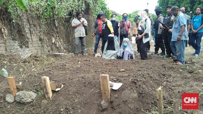 Tangis Wanita Bercadar Saat Pemakaman Empat Terduga Teroris