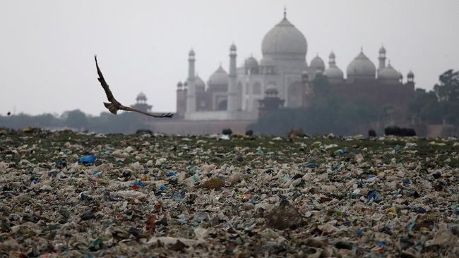 Taj Mahal merupakan objek wisata bersejarah India yang ikonik. Kini eksistensinya dikepung masalah polusi dan sampah.