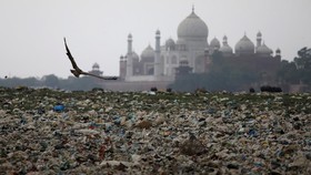 Keindahan Taj Mahal Ternodai Polusi dan Sampah
